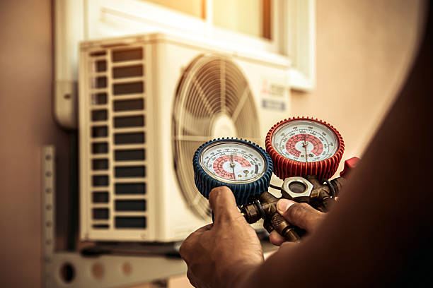 Professional Hvac technician working in Mountain View, AR